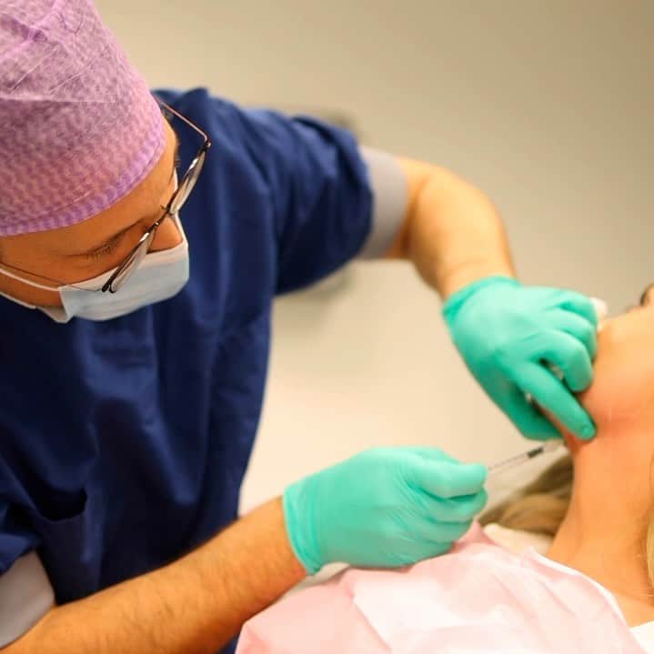 Doctor Jonathan Kadouch injects Belkyra into Julia Akkerman's double chin. The belkyra will dissolve the fat cells in the double chin removing the double chin