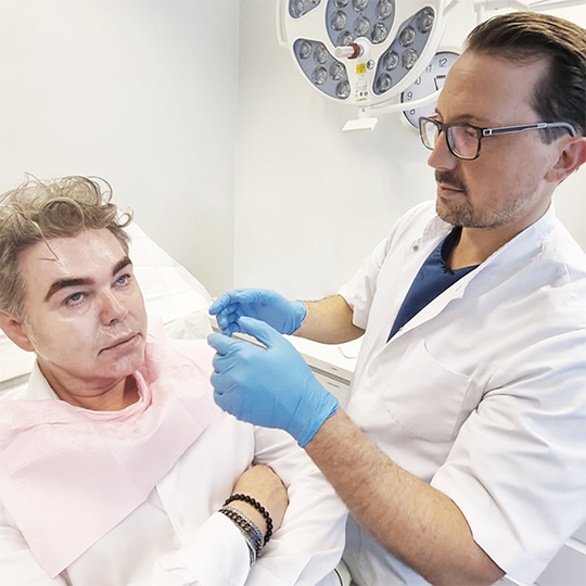 teun föhn in behandeling bij dr jonathan kadouch van resculpt clinic